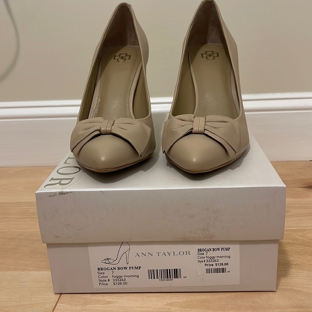 Ann Taylor Brogan Bow Pump, size 7, Tan
